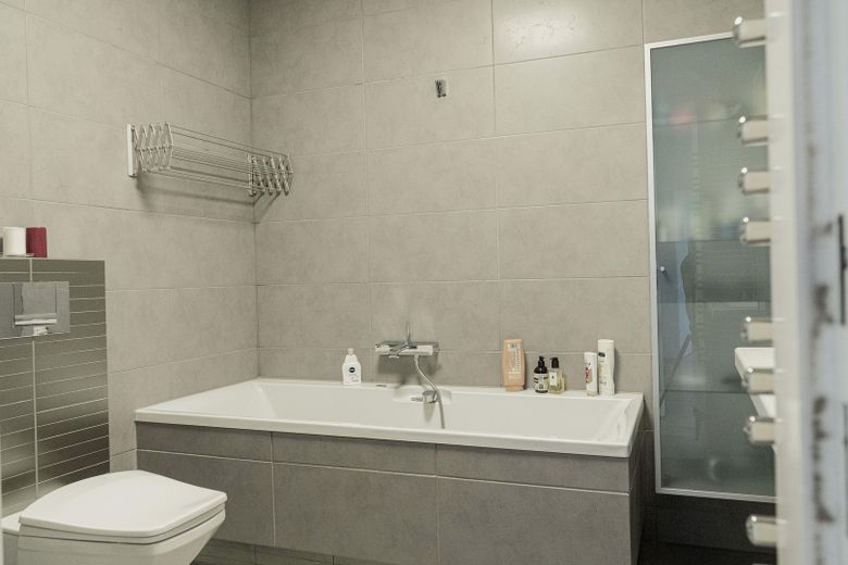 Sin comisión, venta directa del propietario: luminoso apartamento de 4,5 habitaciones con terraza cerca del lago Unterbacher See – Bad