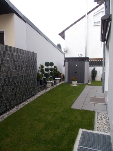 2. Terrasse und Gartenhaus