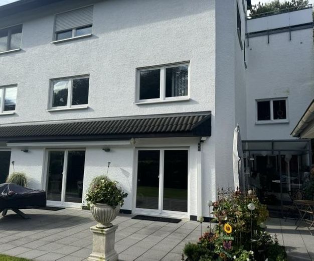 Saarbrücken! Luksusowy dom przy lesie, a jednak w mieście – spokojna, prestiżowa lokalizacja, wszechstronne możliwości wykorzystania – Gartenterrasse
