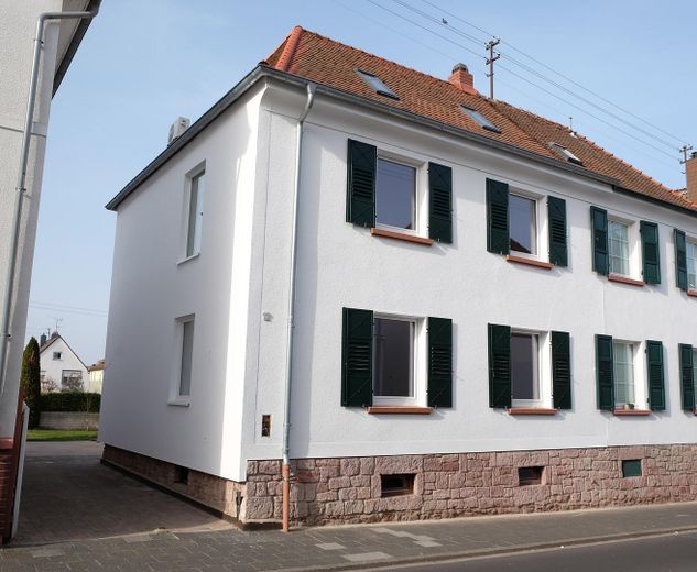Doppelhaushälfte kernsaniert mit Wärmepumpe + Bauland mit Baugenehmigung in Dreieichenhain – Aussenansicht