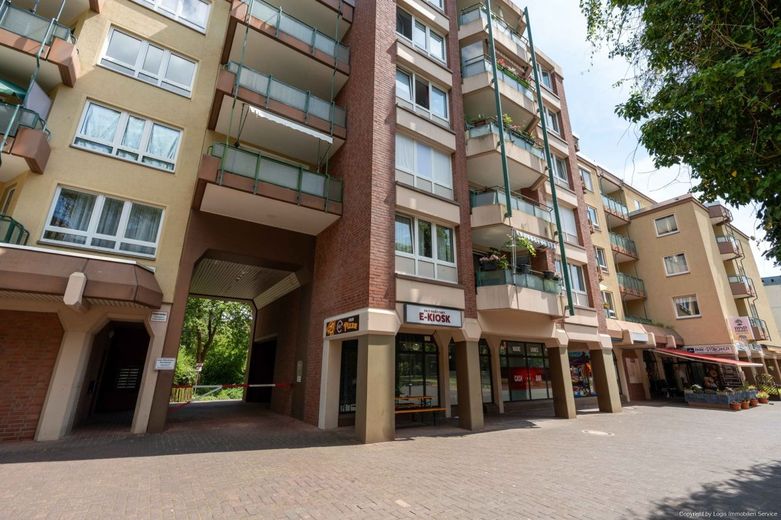 Bezugsfreie 2-Zimmer-Eigentumswohnung mit Sonnenloggia, Aufzug &amp; Tiefgarage – Zugang zum Hauseingang