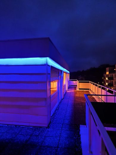 Provisionsfrei: Exklusives Penthouse mit XXL-Dachterrasse und Loggia – Attikabeleuchtung Blau