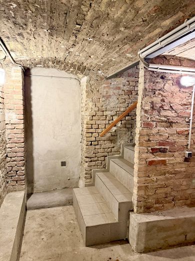 Provisionsfrei: 89m² Altbau am Helmholzplatz, Balkon, bezugsfrei – Keller