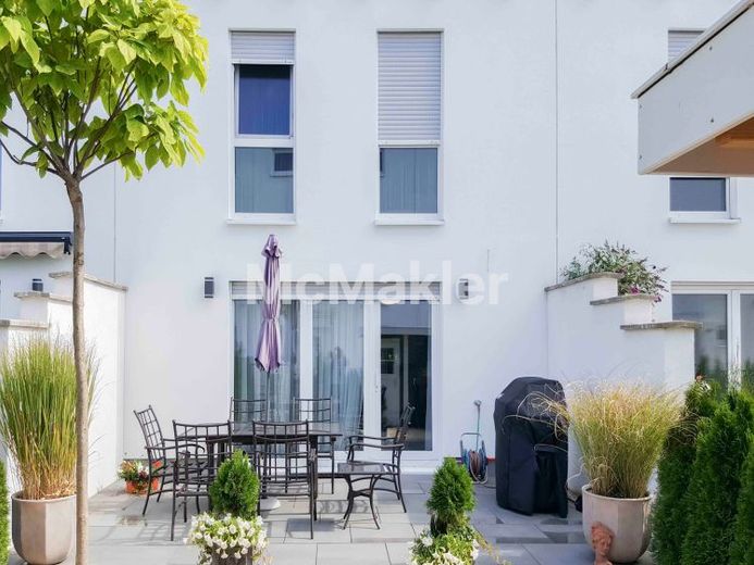 Modernes Reihenhaus (BJ 2015, A+) mit Garten, 3 Bädern, Wärmepumpe und 2 Stellplätzen in Wiesbaden – Foto 1