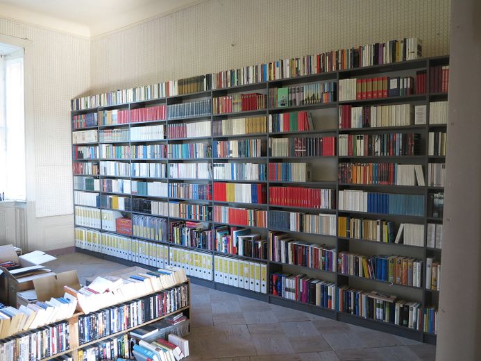 einzigartiges GUTSHAUS in halbrunder Bauweise Nähe Müritz – 2. von 3 teilen hausbibliothek