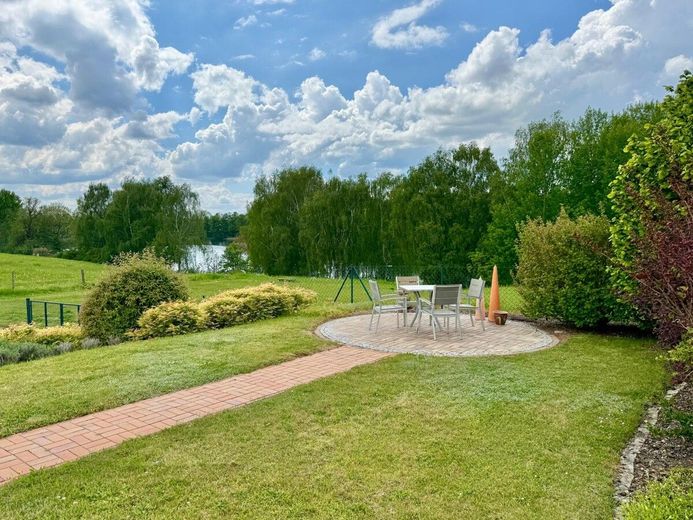 HORN IMMOBILIEN++ Penzlin, großes Einfamilienhaus mit Garage, Außenpool und vielen Extras – Garten