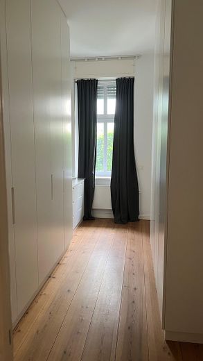 AMPIO APPARTAMENTO IN EDIFICIO D’EPOCA CON TERRAZZA PRIVATA E ACCESSO AL GIARDINO – Ankleidezimmer