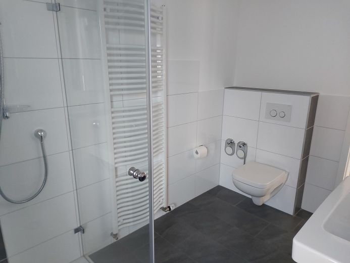 Langen - Moderne Maisonette im Herzen der Altstadt – Bad 1. Stock