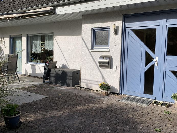 Mieszkanie z dużą ilością przestrzeni w domu i ogrodzie – Hauseingang und Terrasse