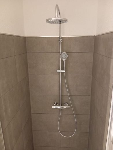 Möblierte 2-Zimmer-Neubauwohnung, Terasse, PKW-Stellplatz – Dusche