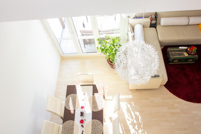 2,5-Zimmer-DG-Maisonette mit Galerie, Balkon, EBK & 2 TG-Stellplätzen – Blick von der Empore