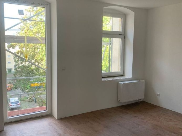 Zweitbezug nach San.! Große3-Zi. mit Einbauküche, Laminat, Lift, Balkon und Wanne! – Foto 1