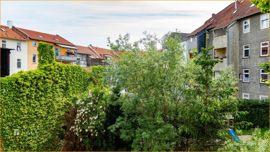 Potenzial für`s Kapital: Solides, ausbaufähiges und attraktives Mehrfamilienhaus in schöner Lage – Blick vom Balkon (1. OG)