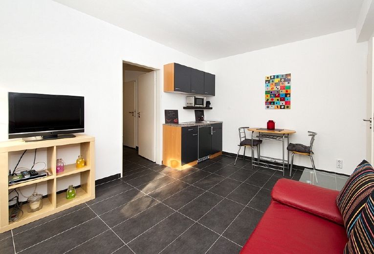 Ansprechend und neu eingerichtete Wohnung in guter Lage und mit kleinem Terrassensitzplatz – 707a04ccebb9d4a6a6919db420b0725faf3e66bf.jpg