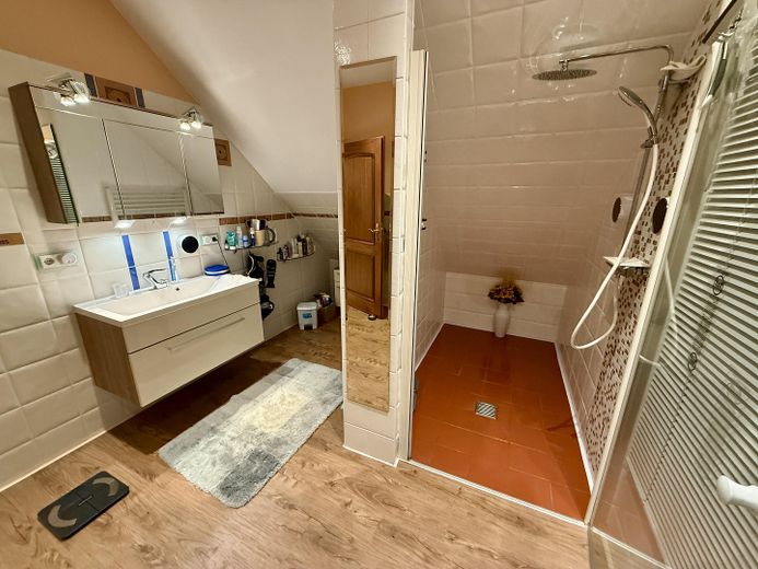 NEU! Ikonische, lichtdurchflutete Landhaus Villa mit Einliegerwohnung & mögl. Grundstkserweiterung – Duschbad 2. OG Abends