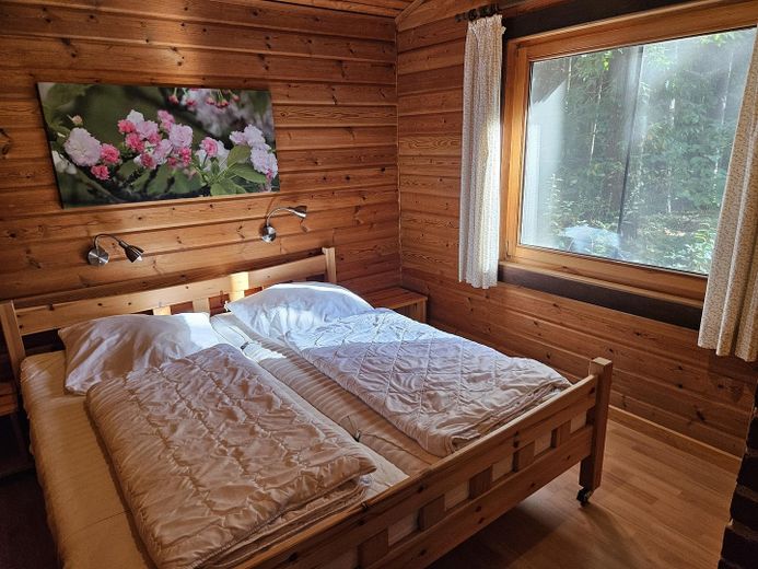 Deux maisons en rondins dans la forêt, location de vacances et habitation dans la réserve de biosphère de l’Elbtalaue – Schlafzimmer 2 rotes Haus