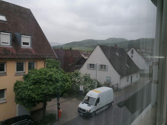 3-Zi-Maisonette, 106 m² 🏔️ Schwarzwaldblick, neue Küche, frisch renoviert, 2 TG – Blick in den Schwarzwald