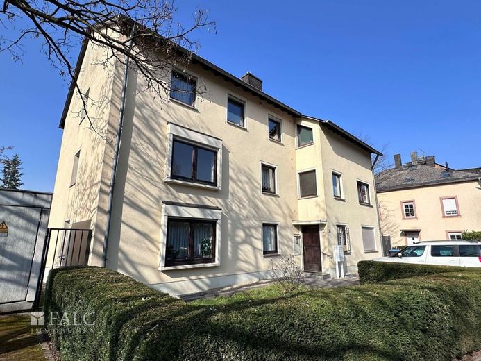 Großzügige 132 m² Wohnung mit großem Balkon und Stellplatz im gepflegten Dreifamilienhaus – Außenansicht