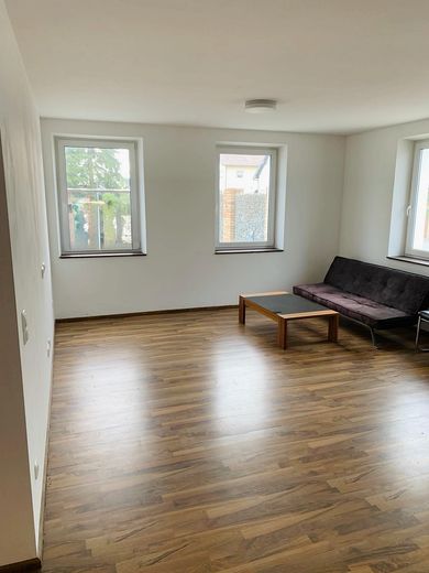 Straubing yakınlarında 11 konut birimli apartman – tamamen kiralanmış ve komisyonsuz – Wohnbeispiel - Wohnbereich