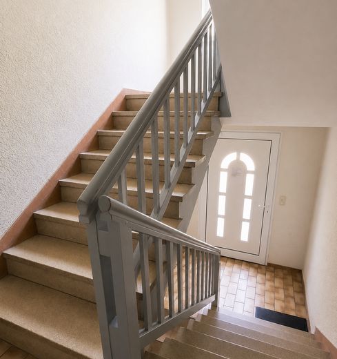 Balkonlu, otoparklı ve yeni doğalgaz kat kaloriferli 3 odalı daire | 50,90 m² – Treppenhaus