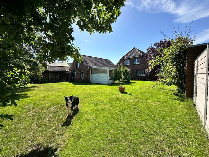 🏡 Einziehen statt sanieren – Ihr neues Zuhause wartet bereits auf Sie! – Blick in den Garten