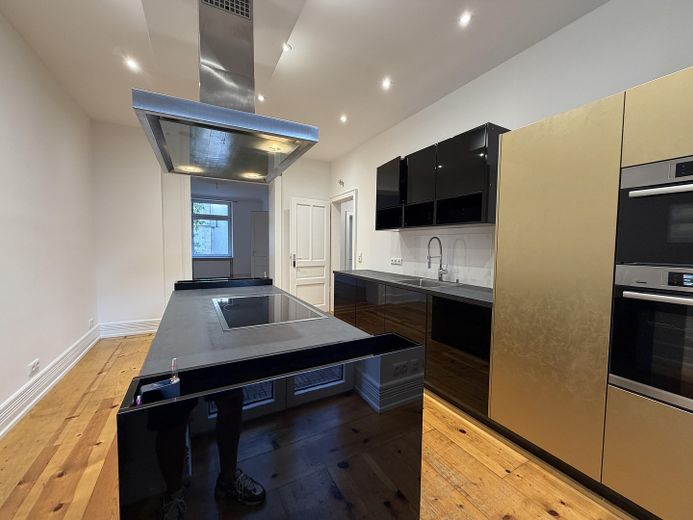 Appartement ancien de 3,5 pièces dans le Nordend avec balcon, cuisine équipée et plafonds de 3 m de hauteur – Küche 