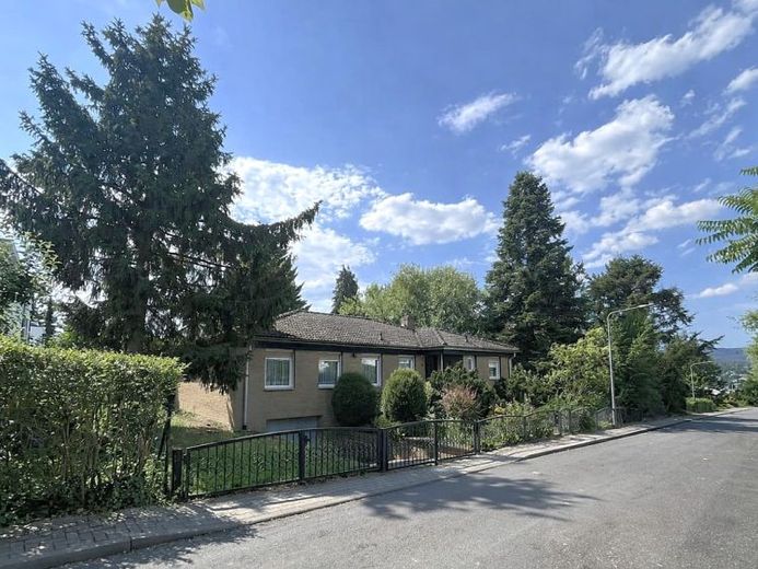 Bierstadt: Bezaubernder Bungalow! Wiesbadens Top-Lage! 5 Zi, Garage, StPl., Garten, voll unterk.! – Foto 1
