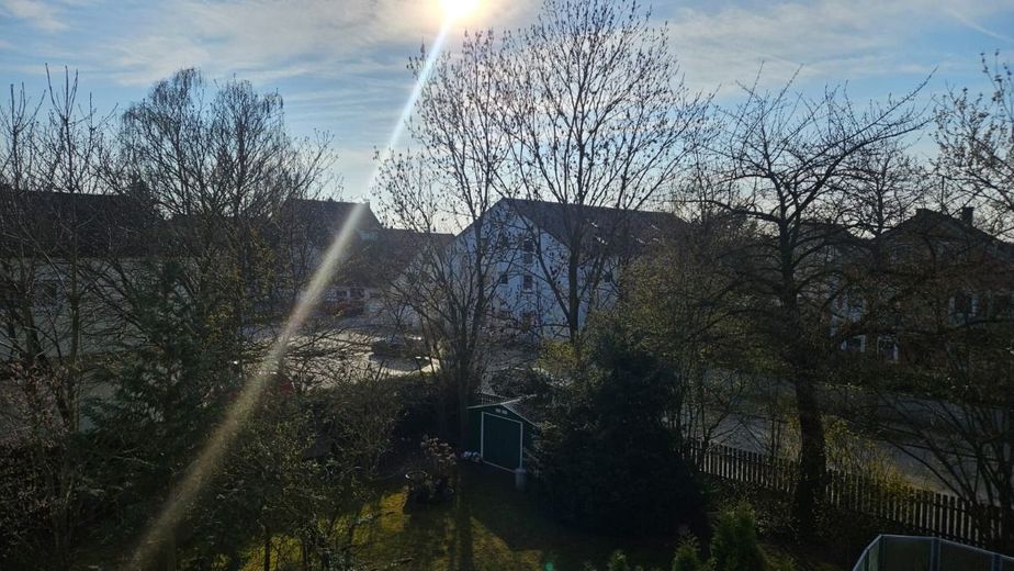 Helle 2-Zimmer-Dachgeschosswohnung mit Galerie und Balkon in ruhiger Lage in Hallbergmoos – Blick vom Balkon ins Grüne