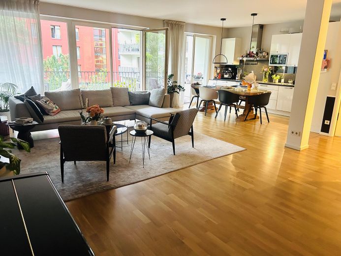 प्रमुख स्थान पर शानदार विलासितापूर्ण जीवन – Living Room