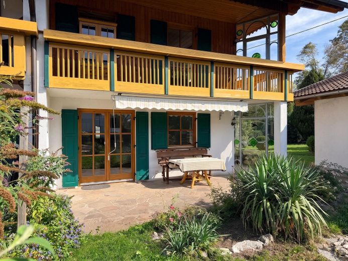 Casa adosada de 6 habitaciones con jardín, balcón orientado al sur y garaje en Germaringen – Terrasse, darüber der Balkon