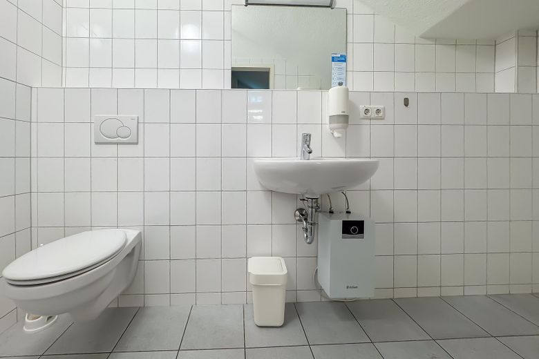 LOKAL / BIURO – DUŻY RUCH – DOSKONAŁA LOKALIZACJA OBOK NETTO I KINA – KLIMATYZACJA – OPCJONALNE MIEJSCA PARKINGOWE – WC-Anlagen