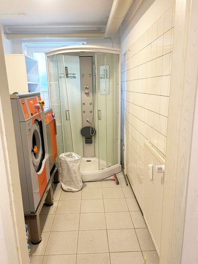 Raum links mit Dusche