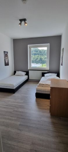 Sehr schöne teilmöblierte 4 Zimmer 103 qm DG Maisonette Wohnung mit EBK, Balkon usw. – 1 Schlafzimmer unten