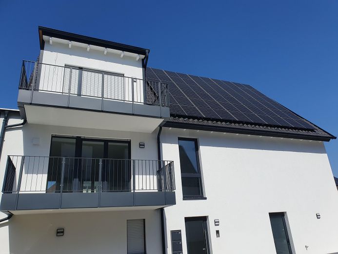 VERMIETET- TOP 3-Zi-NB Whg mit EBK (98 m²) KfW 40 sehr hell mit großem Balkon, in Top-Lage – Ansicht mit BK - Photovoltaik