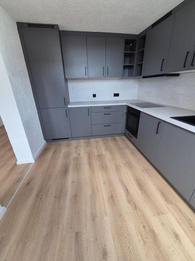 Frisch renovierte 5-Zi.-DG-Wohnung | Balkon | EBK | 85 m² | Schwäbische Alb | provisionsfrei – Küche