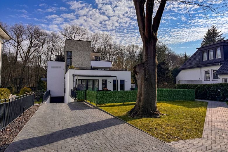 Wohnen wie im Haus: Ebenerdig 3 Zimmer mit Garten u. Tiefgarage am Bürgerpark im Neubau von 2023 – Tiefgaragen Zufahrt