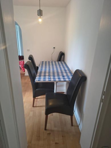 3-Zimmer-Wohnung (ca. 80 m²) mit Balkon- Ideal für WG oder Einzelmieter – Flur 