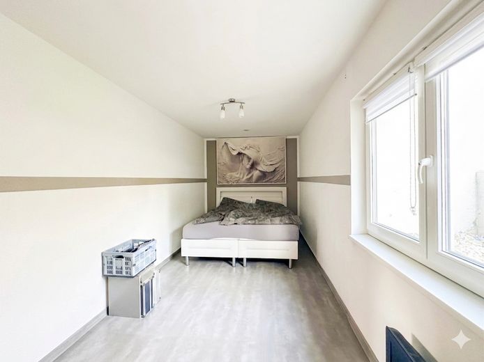 großes individuell erbautes Einfamilienhaus mit Einliegerwohnung in Pausndorf-Solar & Wärmepumpe – Zimmer -Einliegerwohnung