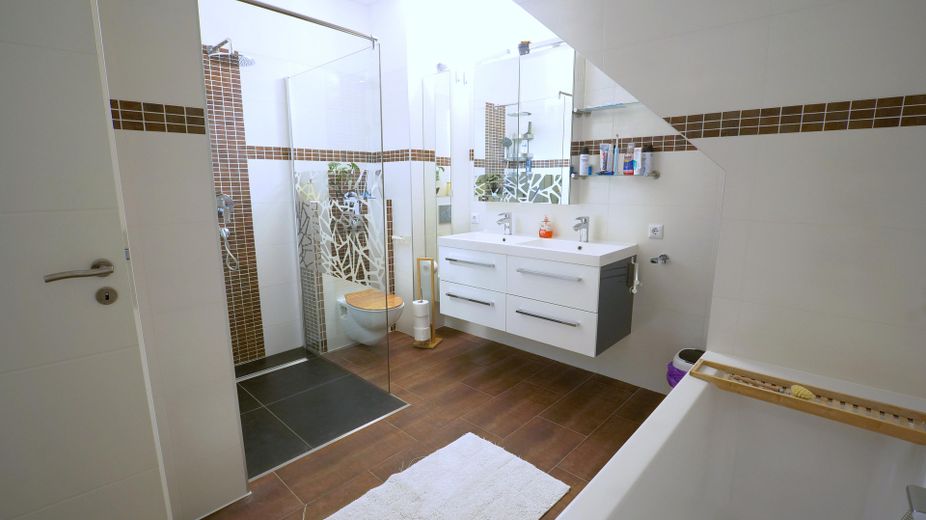 Auf Zeit: Traumhaus am See mit eigenem Steg, nur 30min von Berlin-Mitte – Badezimmer