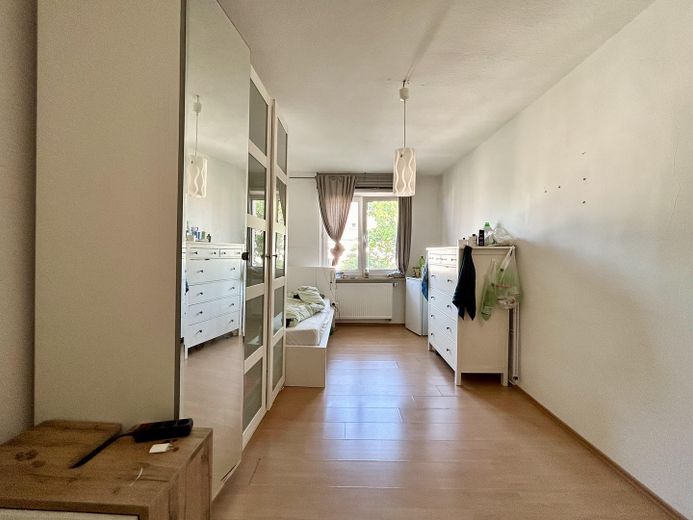 Well-maintained 2-room investment property with 8.0% return in Fürth-Ronhof – Schlaf/Wohnzimmer_1