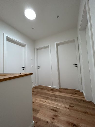 Neubau Doppelhaushälfte auf privater Wohnanlage  - A+ – Flur OG Tageslichtspot