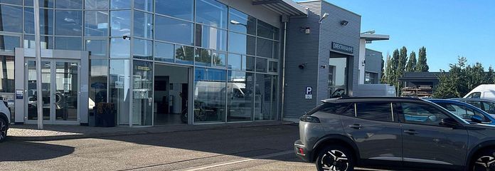 Zentrale Werkstatt inkl. Hebebühnen, Lagerfläche sowie moderner und möblierter Annahmefläche/ 670 m² – Außenansicht