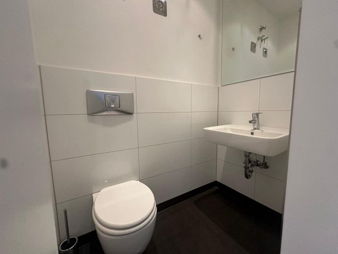 Frisch renovierte, helle 3 - Zimmer Wohnung in ruhigem Haus direkt an den Barmer Anlagen – WC 