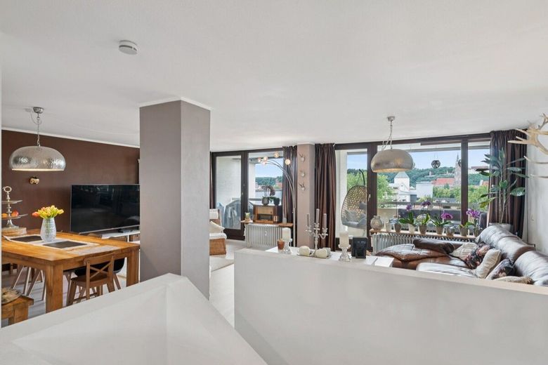 Großzügige 3-Zimmer-Maisonette in Landshut mit Loggia, Aufzug und Tiefgaragenstellplatz inklusive – Wohnzimmer
