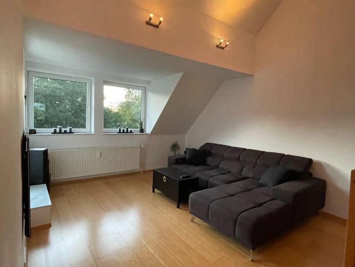 Helle voll möblierte Maisonette-Wohnung auf 2 Ebenen in ruhiger Lage in Hamburg-Eidelstedt – Wohnzimmer mit Wohnlandschaft