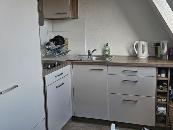 Nachmieter gesucht für 3-Raum-Dachgeschosswohnung. Übernahme Einbauküche möglich. – Foto 1