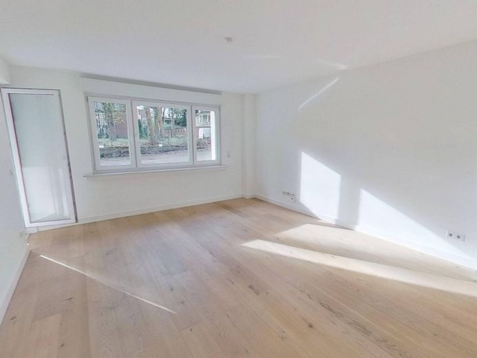 Helle 2-Zimmer-Wohnung mit Tageslichtbadezimmer und großem Balkon – Ansicht I: Wohn- und Esszimmer