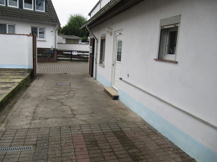 from PRIVATE ** single-family house + outbuilding * garden * garage * courtyard * basement – Foto 4