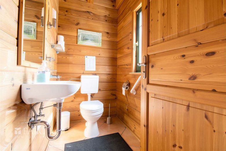 +++ Natur pur &amp; Design: Hochwertiges Fullwood-Wohnblockhaus mit Weitblick in Ostseenähe +++ – Gäste-WC