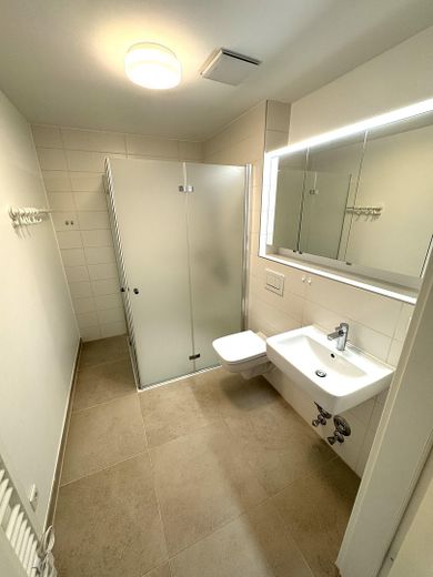 Zo goed als nieuw appartement in een meer-generatiewoning met garage, geschikt voor ouderen en drempelvrij – ebenerdige Dusche